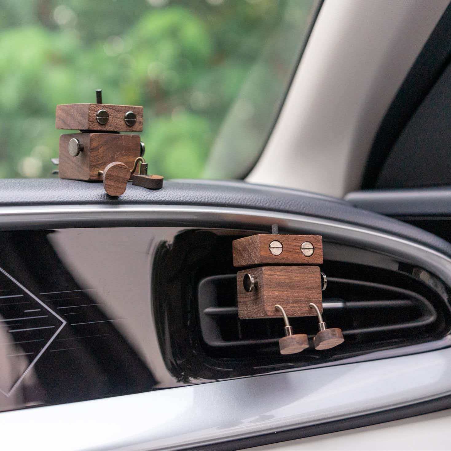 Wooden Robot Car Air Vent Diffuser – Cute Shaking Leg Dashboard Decor