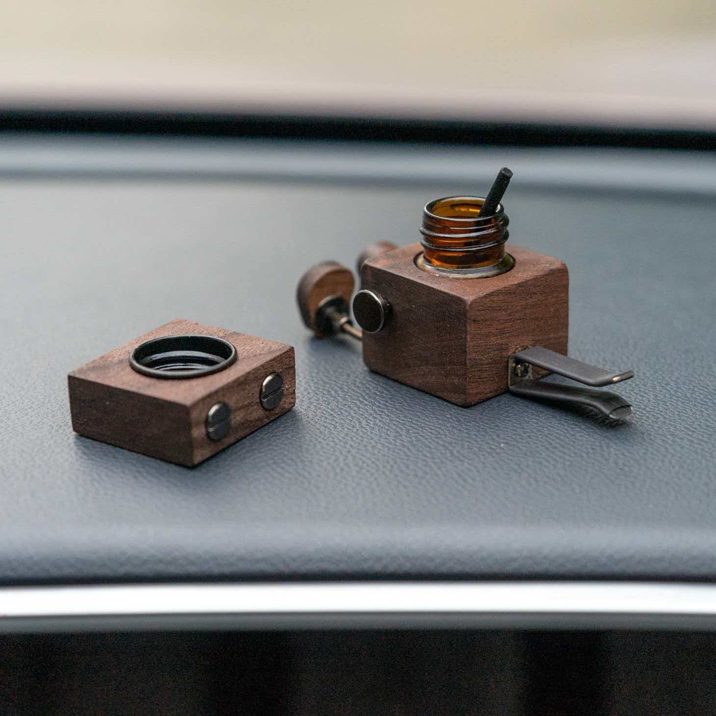 Wooden Robot Car Air Vent Diffuser – Cute Shaking Leg Dashboard Decor